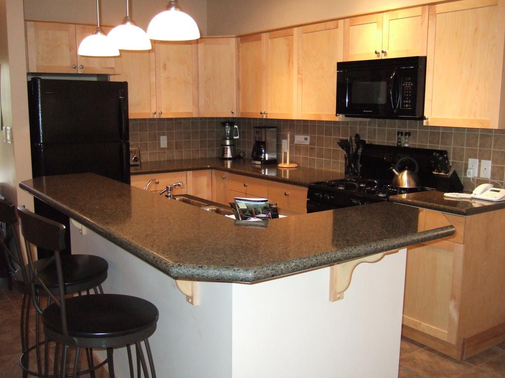 Red Mountain Village Condos Rossland Zimmer foto